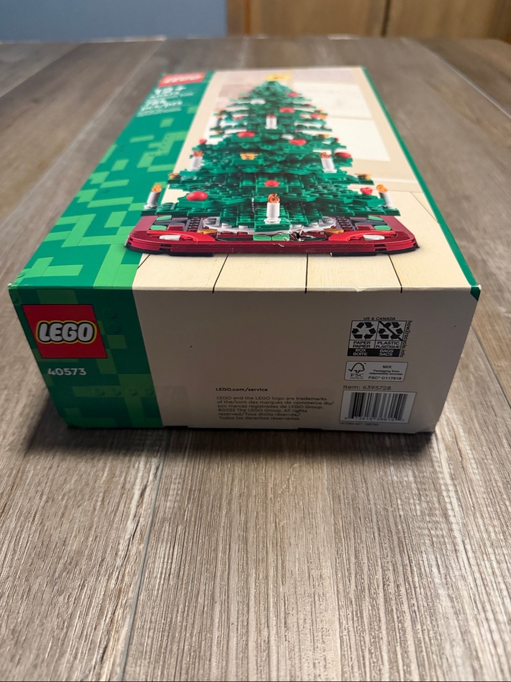 LEGO 40573 Christmas Tree set, which is a 784-piece seasonal building kit - Picture 3 of 6
